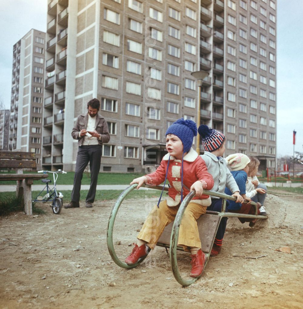 Kosice: Kinder spielen auf einem Spielplatz in einer Plattenbausiedlung in der slowakischen Stadt Kosice. Wie in der DDR und anderen sozialistischen Ländern entstanden auch in der CSSR in den 70er und 8