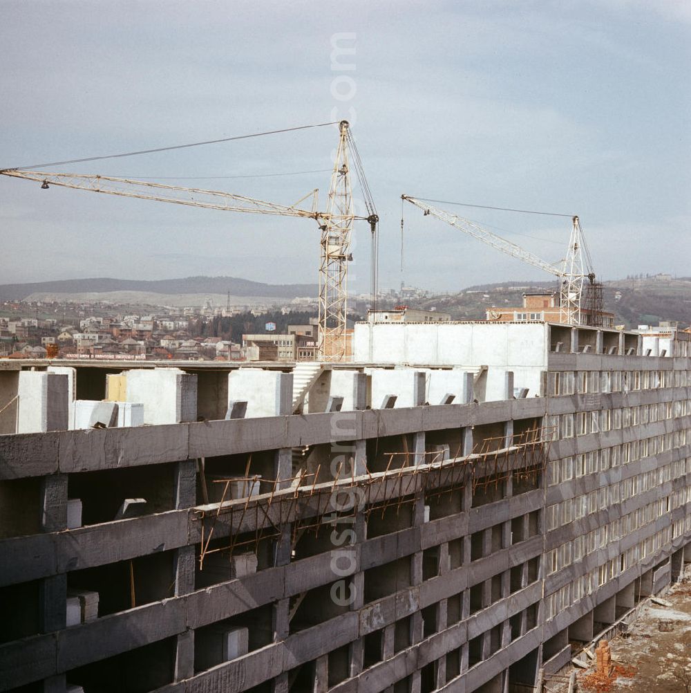 GDR image archive: Kosice - Eine neue Plattenbausiedlung wird in der slowakischen Stadt Kosice gebaut. Wie in der DDR und anderen sozialistischen Ländern entstanden auch in der CSSR in den 70er und 8