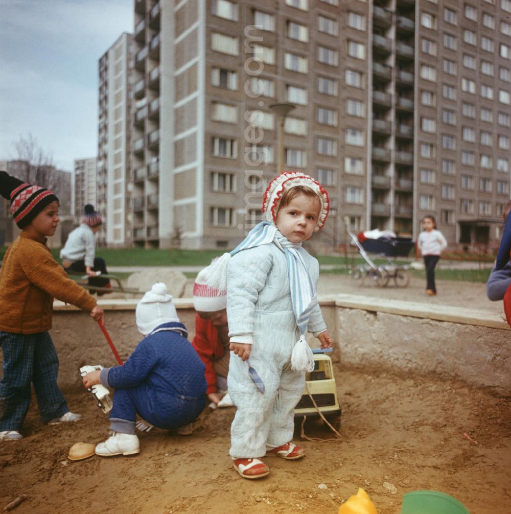 GDR photo archive: Kosice - Kinder spielen auf einem Spielplatz in einer Plattenbausiedlung in der slowakischen Stadt Kosice. Wie in der DDR und anderen sozialistischen Ländern entstanden auch in der CSSR in den 70er und 8