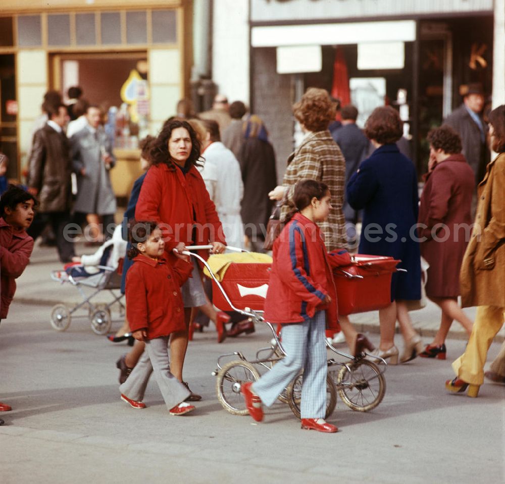 GDR image archive: Kosice - Straßenszene in der slowakischen Stadt Kosice. Die CSSR war für die DDR-Bürger ein sehr beliebtes Urlaubsziel. In den 7