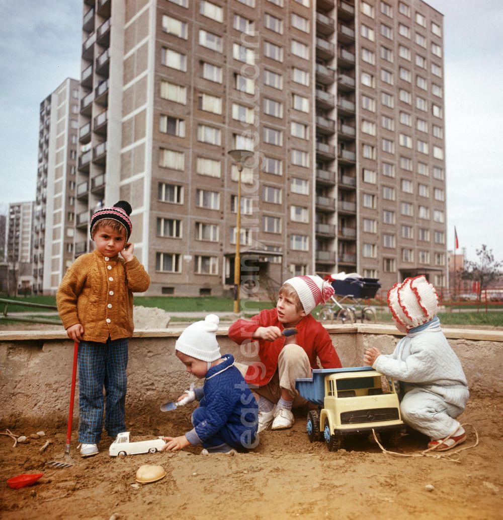 GDR picture archive: Kosice - Kinder spielen auf einem Spielplatz in einer Plattenbausiedlung in der slowakischen Stadt Kosice. Wie in der DDR und anderen sozialistischen Ländern entstanden auch in der CSSR in den 70er und 8