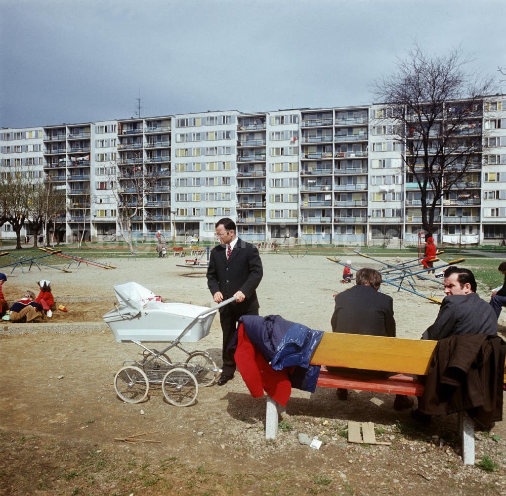 Kosice: Kinder und Vatis auf einem Spielplatz in einer Plattenbausiedlung in der slowakischen Stadt Kosice. Wie in der DDR und anderen sozialistischen Ländern entstanden auch in der CSSR in den 70er und 8