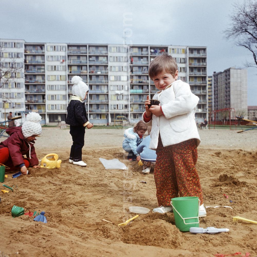 GDR image archive: Kosice - Kinder spielen auf einem Spielplatz in einer Plattenbausiedlung in der slowakischen Stadt Kosice. Wie in der DDR und anderen sozialistischen Ländern entstanden auch in der CSSR in den 70er und 8