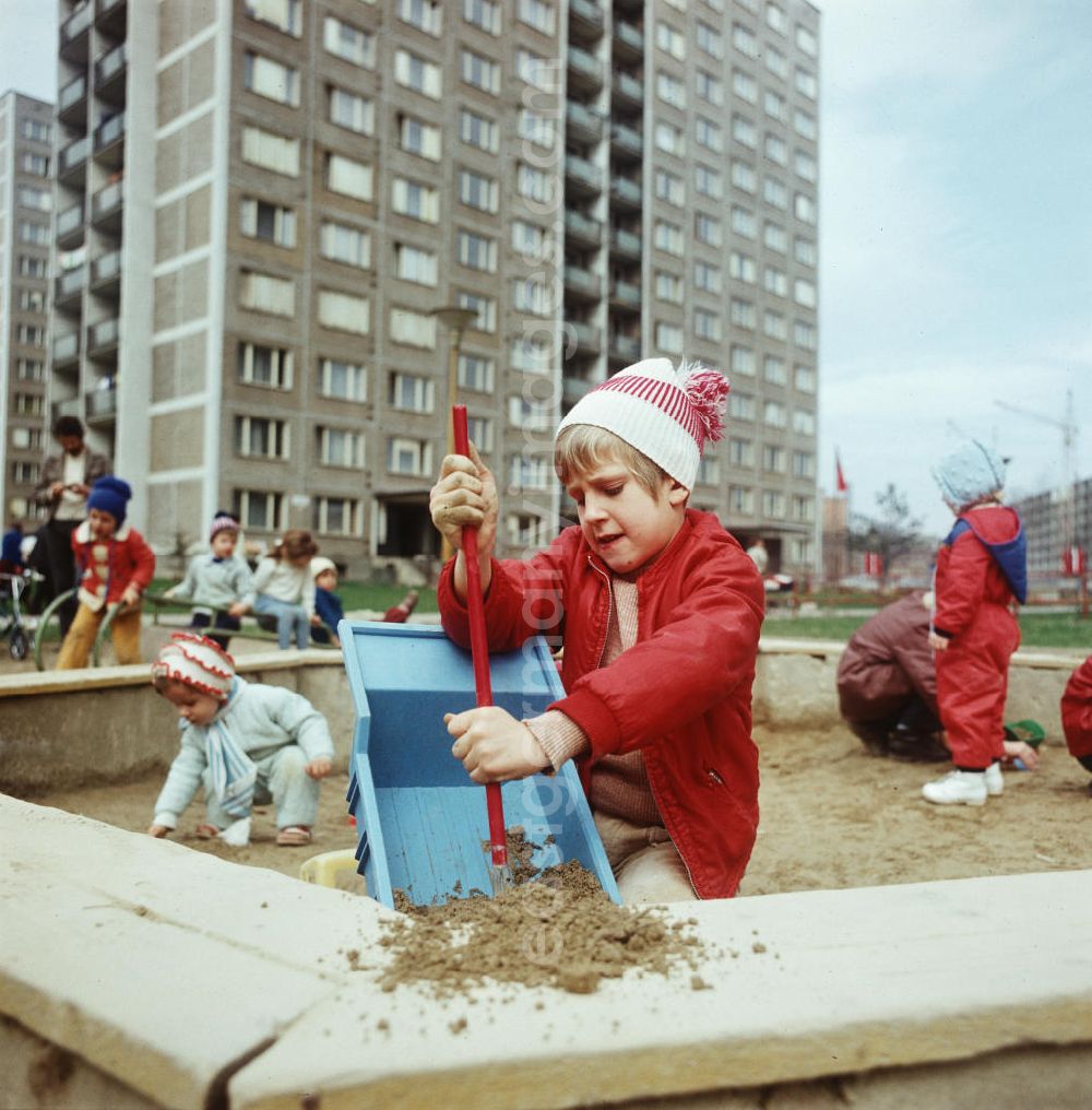 GDR picture archive: Kosice - Kinder spielen auf einem Spielplatz in einer Plattenbausiedlung in der slowakischen Stadt Kosice. Wie in der DDR und anderen sozialistischen Ländern entstanden auch in der CSSR in den 70er und 8
