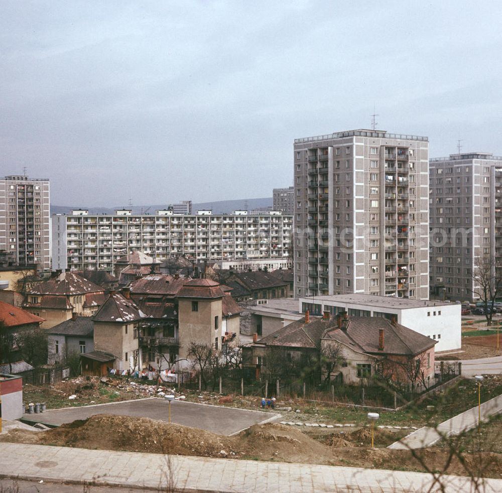 GDR image archive: Kosice - Verfallende Altbauten vor einer Plattenbausiedlung in der slowakischen Stadt Kosice. Wie in der DDR und anderen sozialistischen Ländern entstanden auch in der CSSR in den 70er und 8