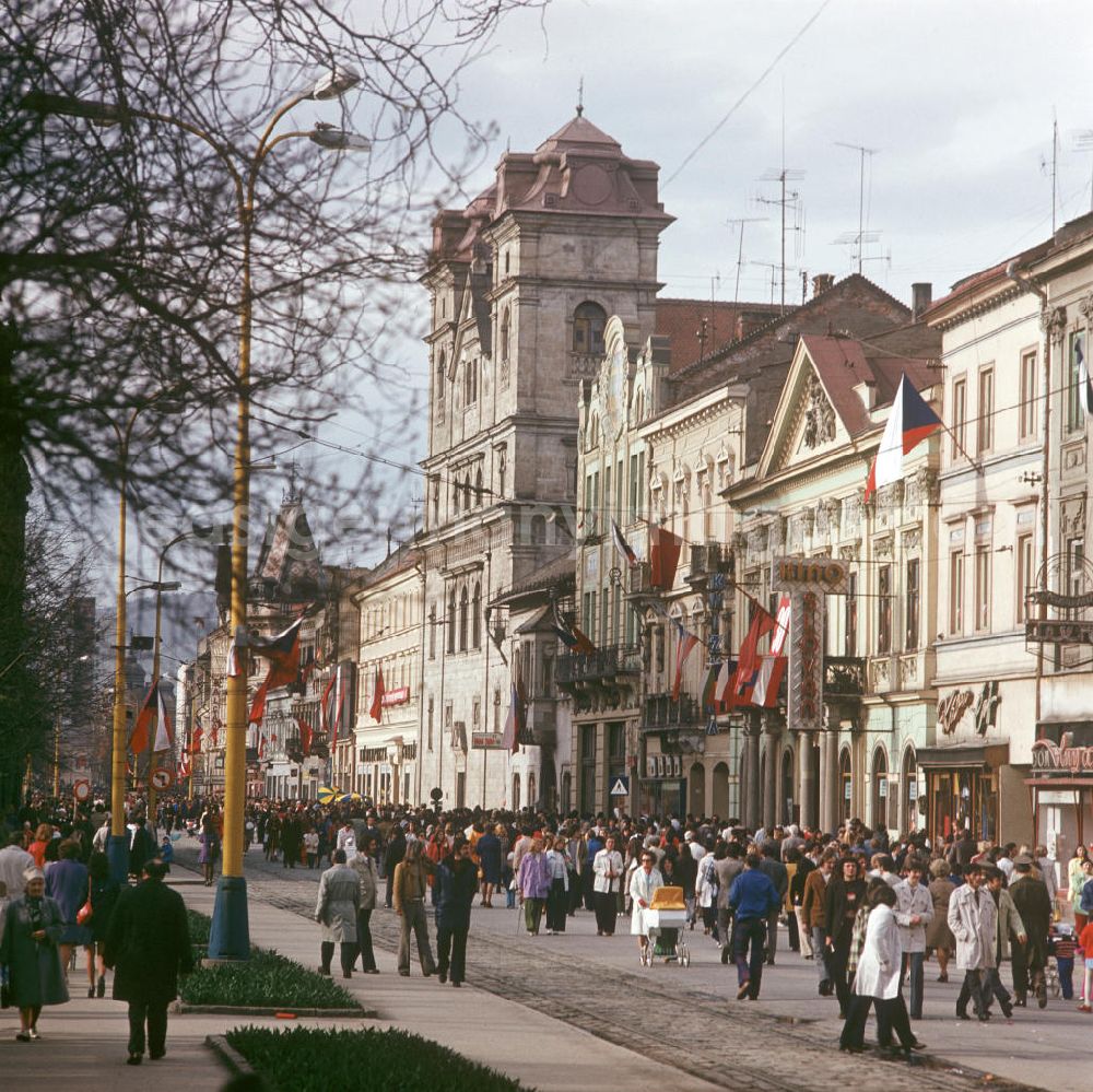 Kosice: Straßenszene im historischen Zentrum der slowakischen Stadt Kosice. Die CSSR war für die DDR-Bürger ein sehr beliebtes Urlaubsziel. In den 7