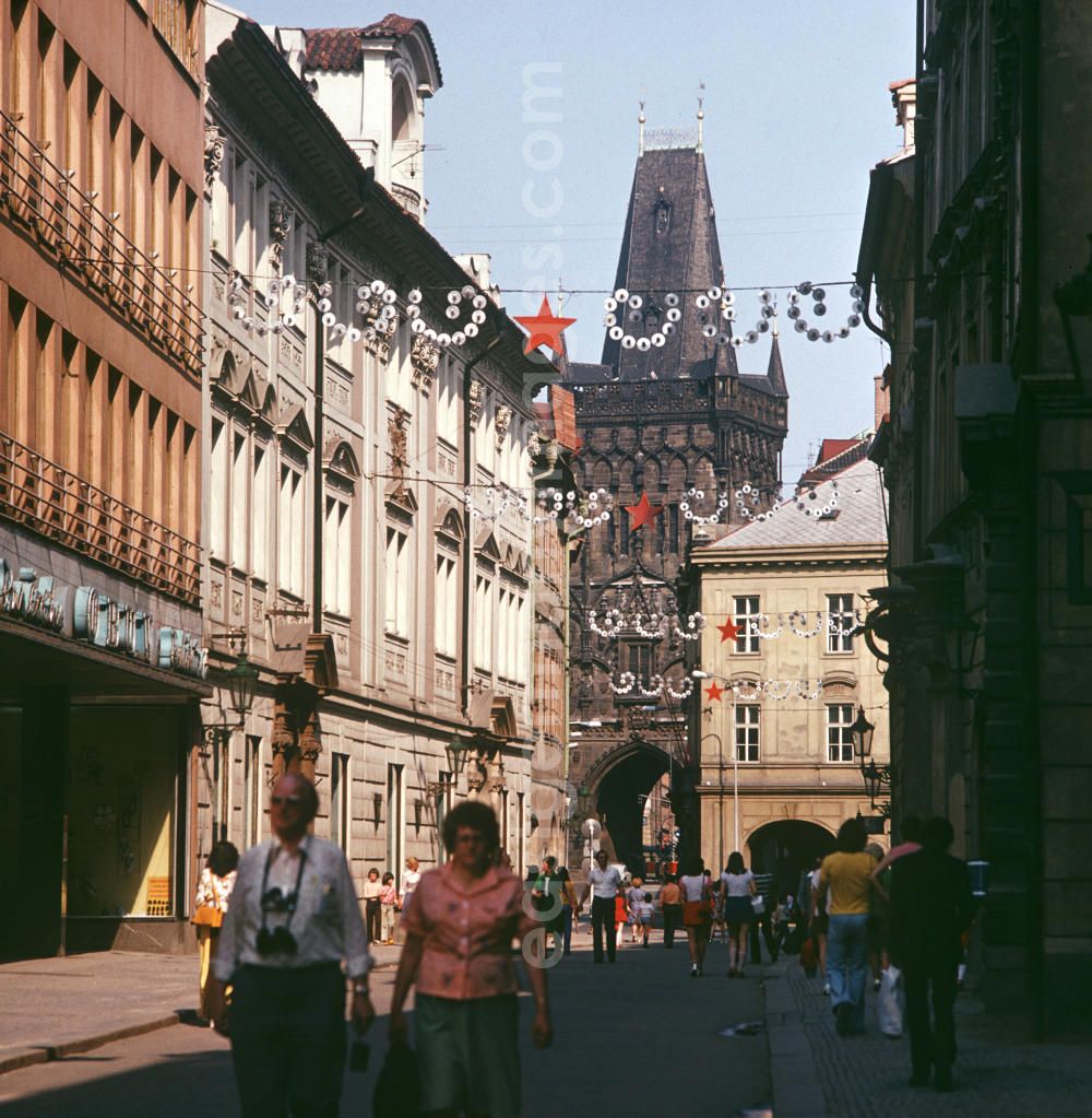 GDR image archive: Prag - Blick in die Prager Altstadt auf den Altstädter Brückenturm. Die CSSR war für die DDR-Bürger ein sehr beliebtes Urlaubsziel. In den 7