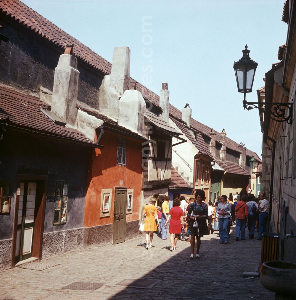 GDR picture archive: Prag - Blick in das Goldene Gäßchen an der Innenmauer der Prager Burg. Die CSSR war für die DDR-Bürger ein sehr beliebtes Urlaubsziel. In den 7