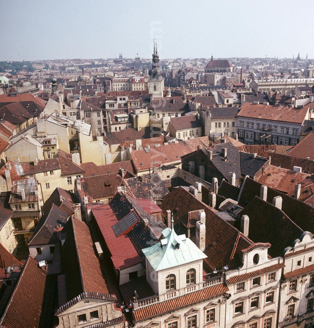 Prag: Blick über die Dächer der historischen Prager Altstadt. Die CSSR war für die DDR-Bürger ein sehr beliebtes Urlaubsziel. In den 7