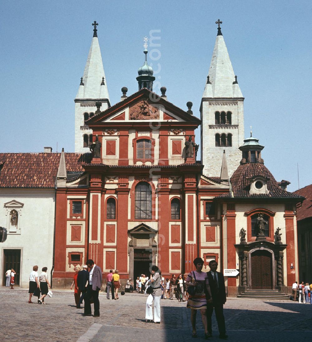 GDR photo archive: Prag - Blick auf die St. Georg-Basilika im östlichen Teil der Prager Burg auf dem Berg Hradschin. Die CSSR war für die DDR-Bürger ein sehr beliebtes Urlaubsziel. In den 7