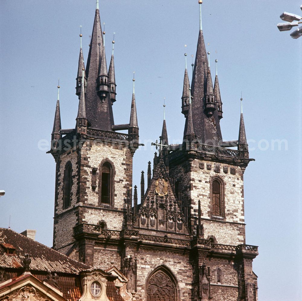 GDR picture archive: Prag - Blick auf die Teynkirche am Altstädter Ring, dem zentralen Marktplatz der Prager Altstadt. Die CSSR war für die DDR-Bürger ein sehr beliebtes Urlaubsziel. In den 7
