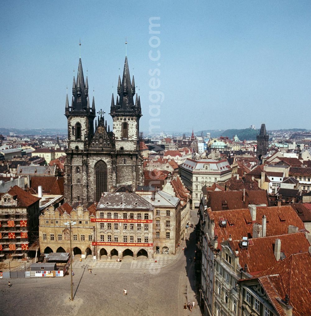 Prag: Blick auf die Teynkirche am Altstädter Ring, dem zentralen Marktplatz der Prager Altstadt. Die CSSR war für die DDR-Bürger ein sehr beliebtes Urlaubsziel. In den 7