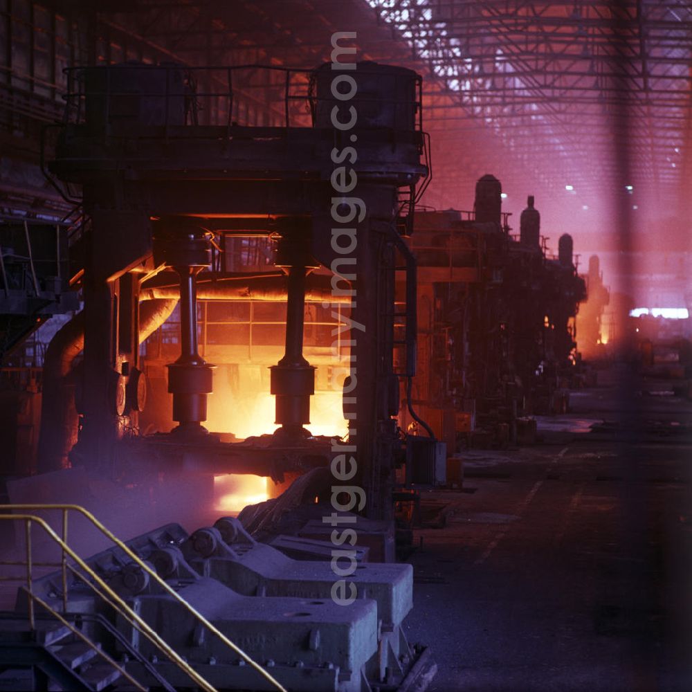 Kosice: Blick in das 1959 als Volkseigener Betrieb gegründete Stahlwerk, hier die Stahlschmelze, der ostslowakischen Stadt Kosice.
