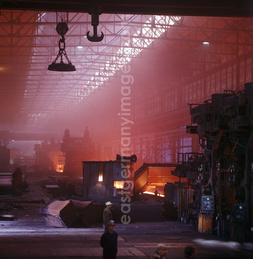 GDR picture archive: Kosice - Arbeiter im 1959 als Volkseigener Betrieb gegründeten Stahlwerk, hier die Stahlschmelze, der ostslowakischen Stadt Kosice.
