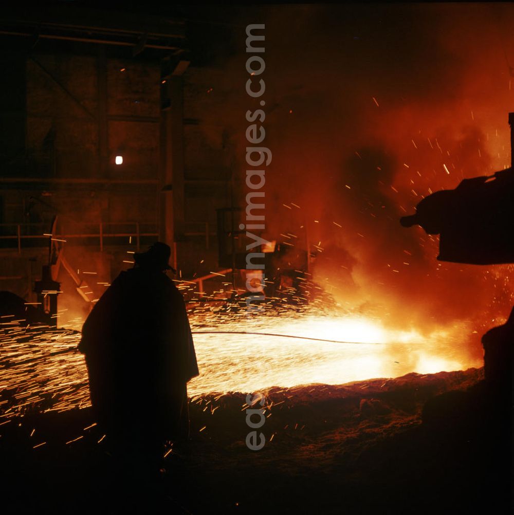 GDR image archive: Kosice - Arbeiter im 1959 als Volkseigener Betrieb gegründeten Stahlwerk, hier die Stahlschmelze, der ostslowakischen Stadt Kosice.