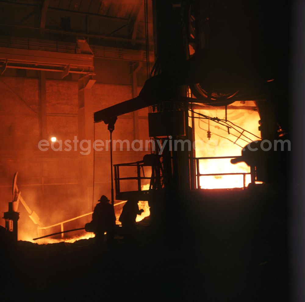 GDR photo archive: Kosice - Arbeiter im 1959 als Volkseigener Betrieb gegründeten Stahlwerk, hier die Stahlschmelze, der ostslowakischen Stadt Kosice.