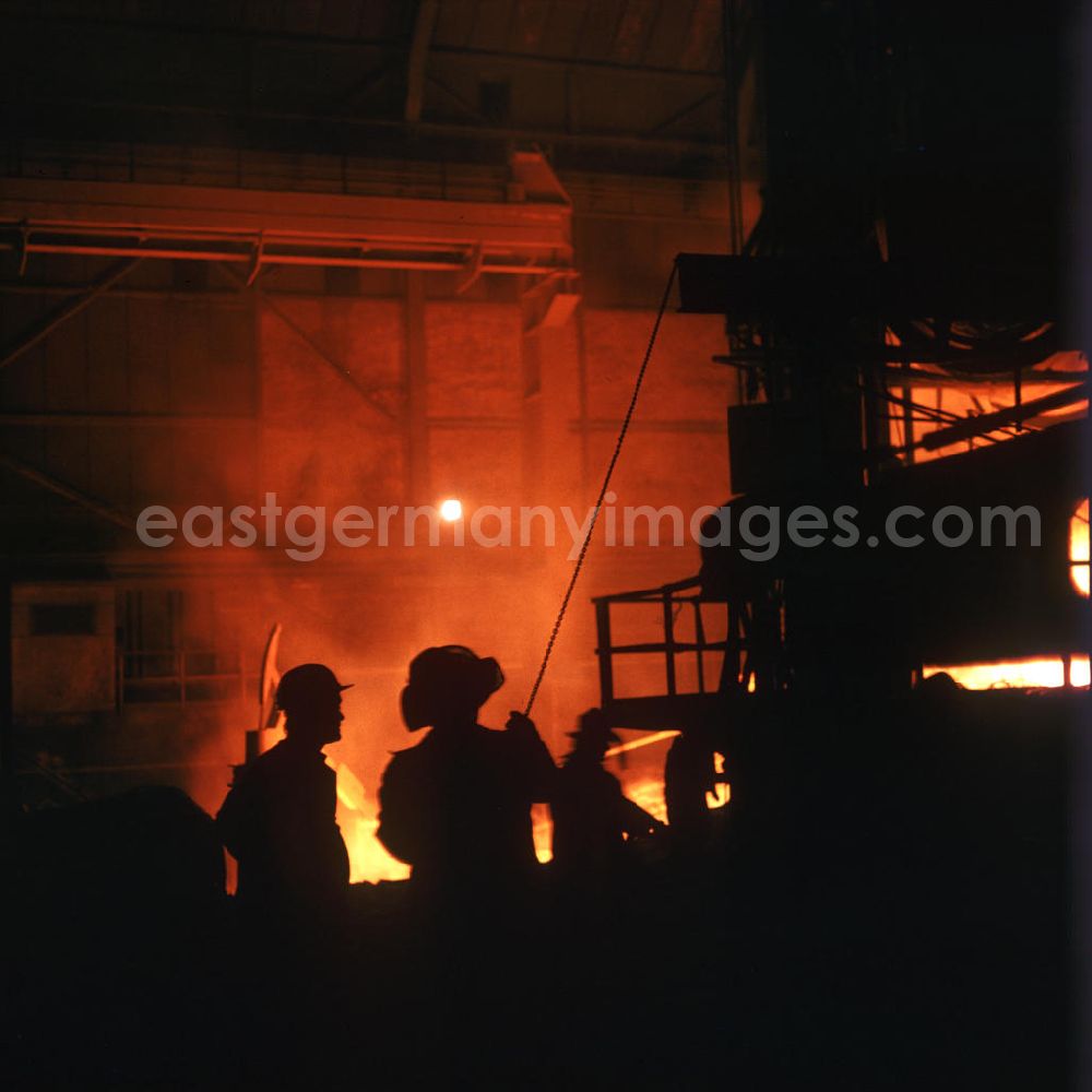 GDR picture archive: Kosice - Arbeiter im 1959 als Volkseigener Betrieb gegründeten Stahlwerk, hier die Stahlschmelze, der ostslowakischen Stadt Kosice.