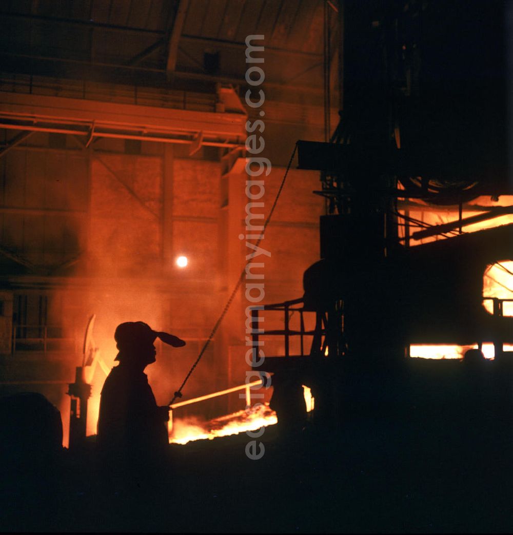Kosice: Arbeiter im 1959 als Volkseigener Betrieb gegründeten Stahlwerk, hier die Stahlschmelze, der ostslowakischen Stadt Kosice.