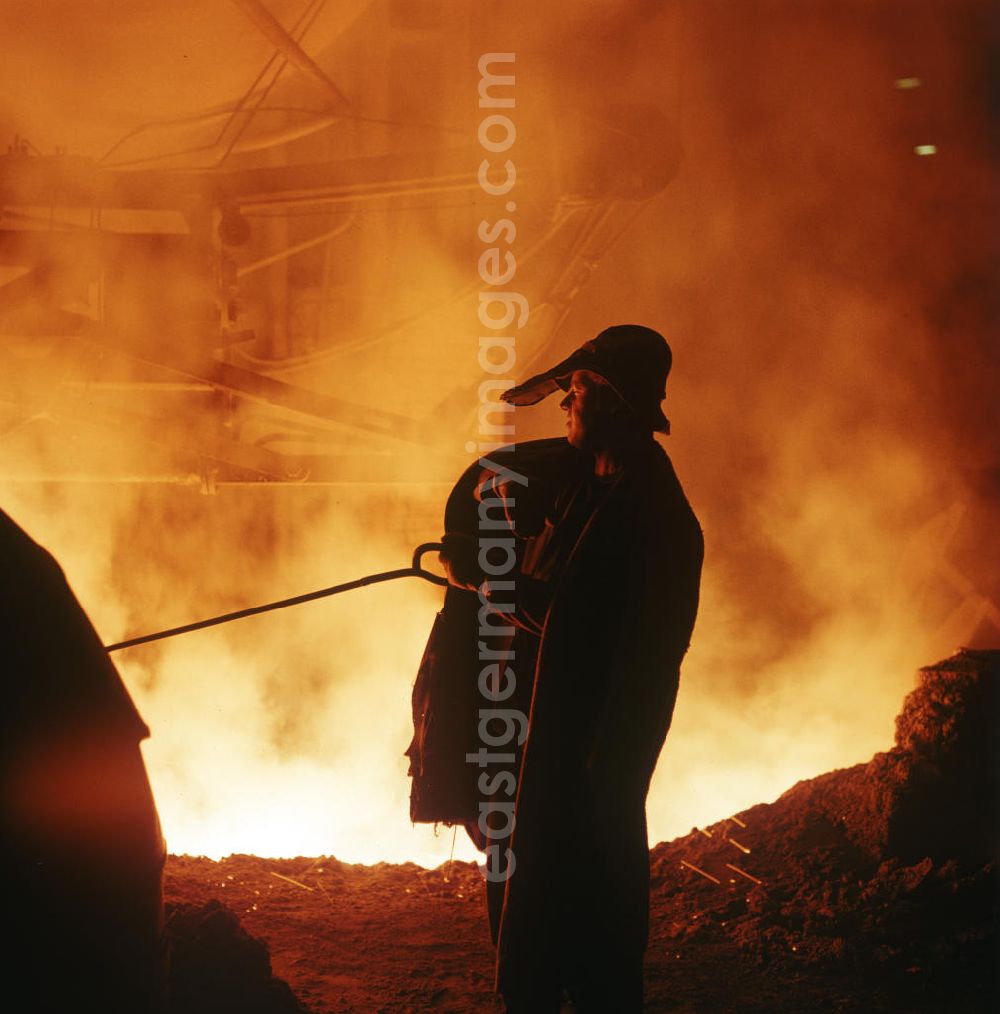 GDR image archive: Kosice - Arbeiter im 1959 als Volkseigener Betrieb gegründeten Stahlwerk, hier die Stahlschmelze, der ostslowakischen Stadt Kosice.