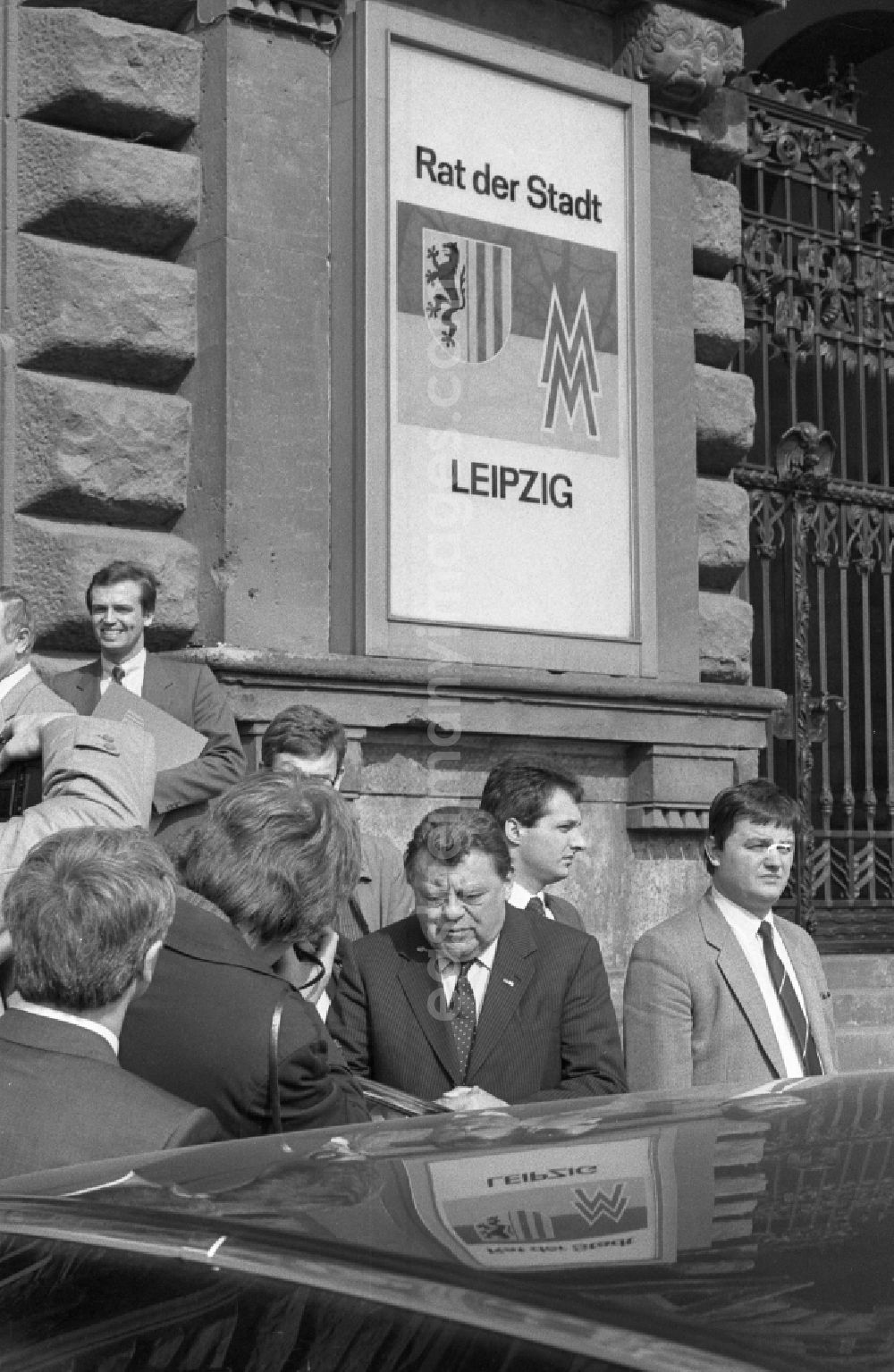 Leipzig: Reception for politicians CSU chairman Franz Josef Strauss in front of the town hall in the district of Mitte in Leipzig in the state of Saxony in the area of the former GDR, German Democratic Republic