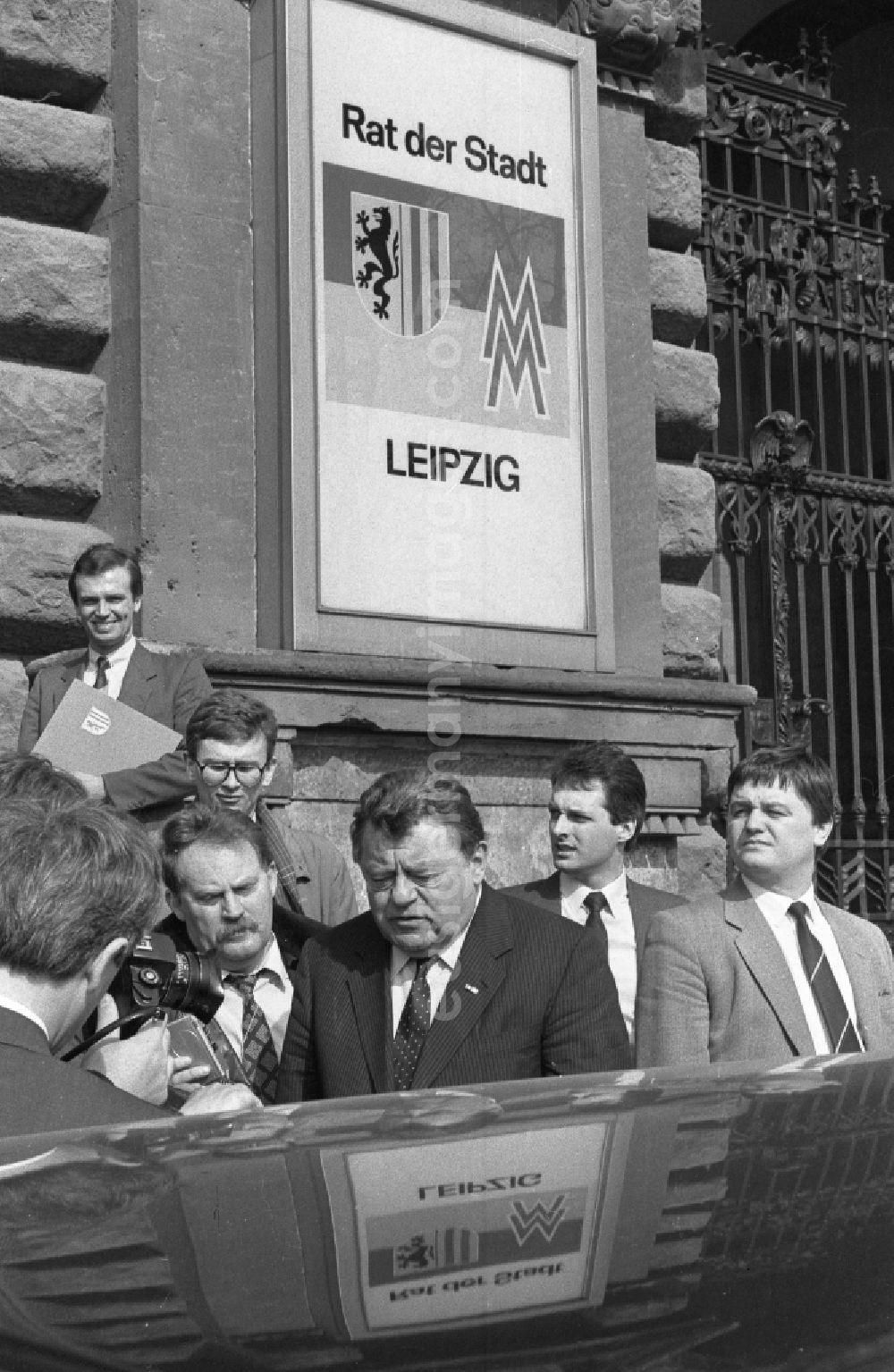 Leipzig: Reception for politicians CSU chairman Franz Josef Strauss in front of the town hall in the district of Mitte in Leipzig in the state of Saxony in the area of the former GDR, German Democratic Republic