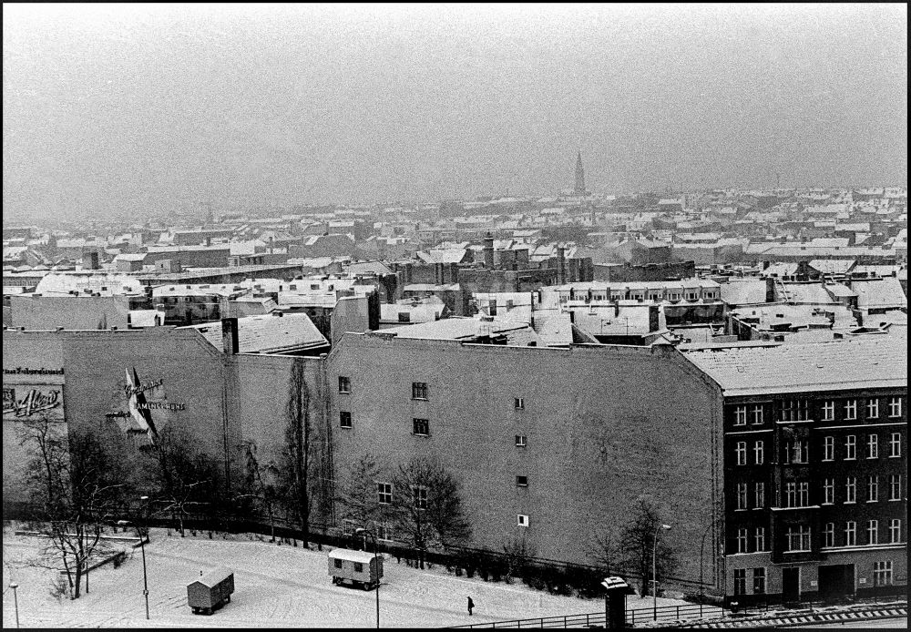 GDR picture archive: Berlin - Roof landscape and free-standing gable wall of an old apartment building complex Hackescher Markt in the Mitte district of Berlin East Berlin in the area of the former GDR, German Democratic Republic