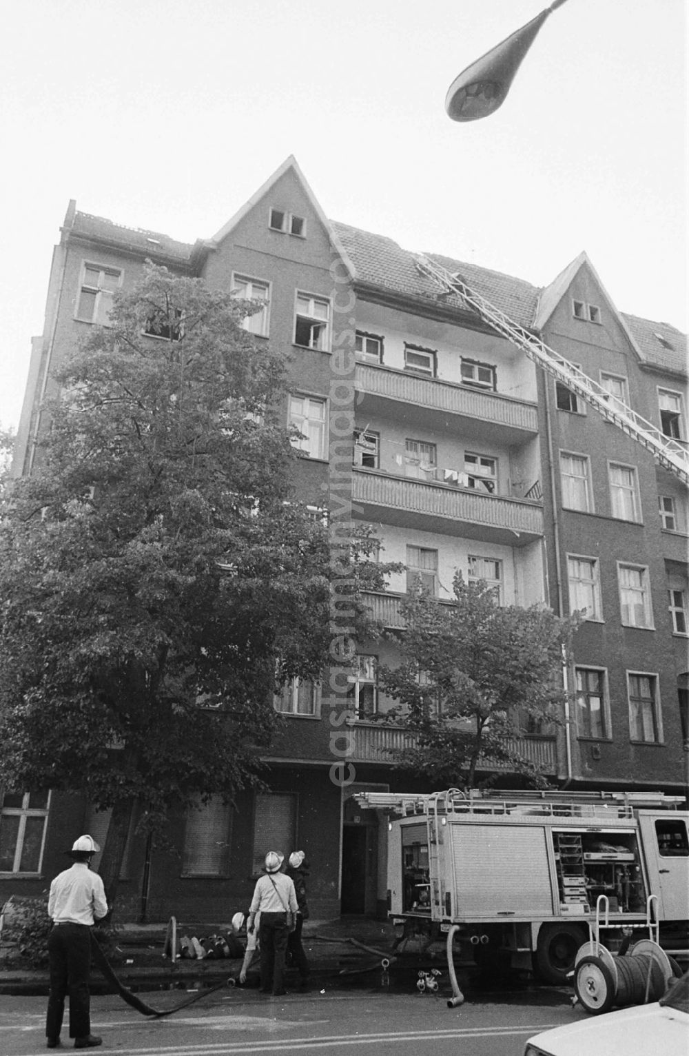 GDR photo archive: Berlin / Friedrichshain - Dachstuhlbrand in der Gürtelstraße Friedrichhain 29.07.92 Lange Umschlag 108