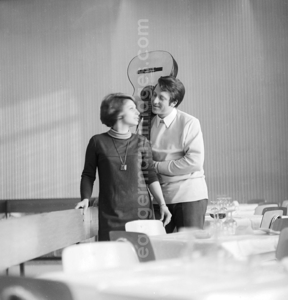 GDR picture archive: Berlin - The singer, dancer and presenter Dagmar Frederic, born Dagmar Elke Schulz, with her duet partner Siegfried Uhlenbrock (1939 - 2