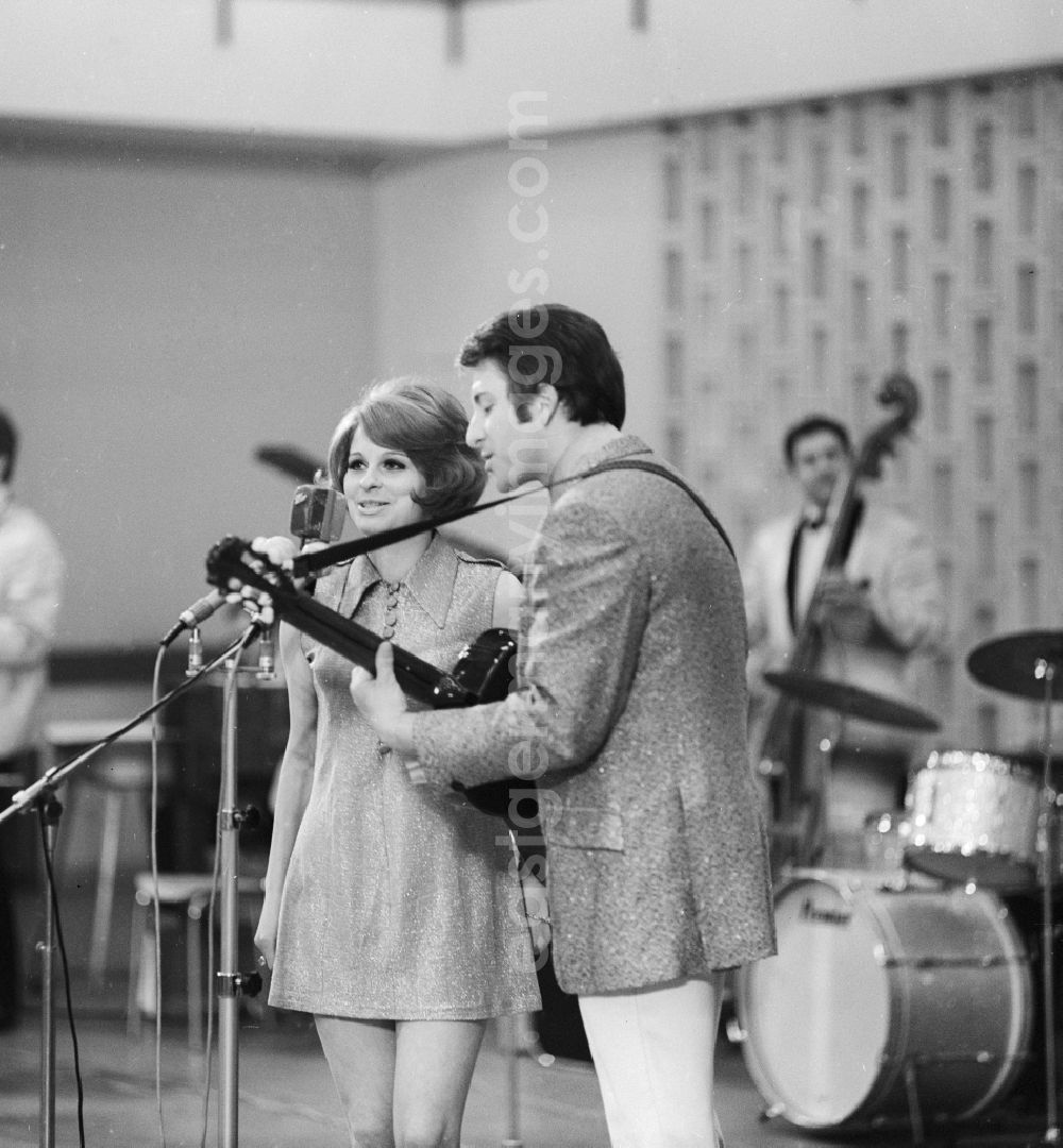 GDR image archive: Berlin - The singer, dancer and presenter Dagmar Frederic, born Dagmar Elke Schulz, with her duet partner Siegfried Uhlenbrock (1939 - 2