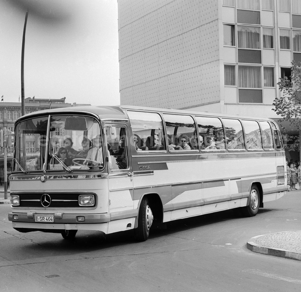 GDR picture archive: Berlin - Daimler Benz bus / Tour Bus O3