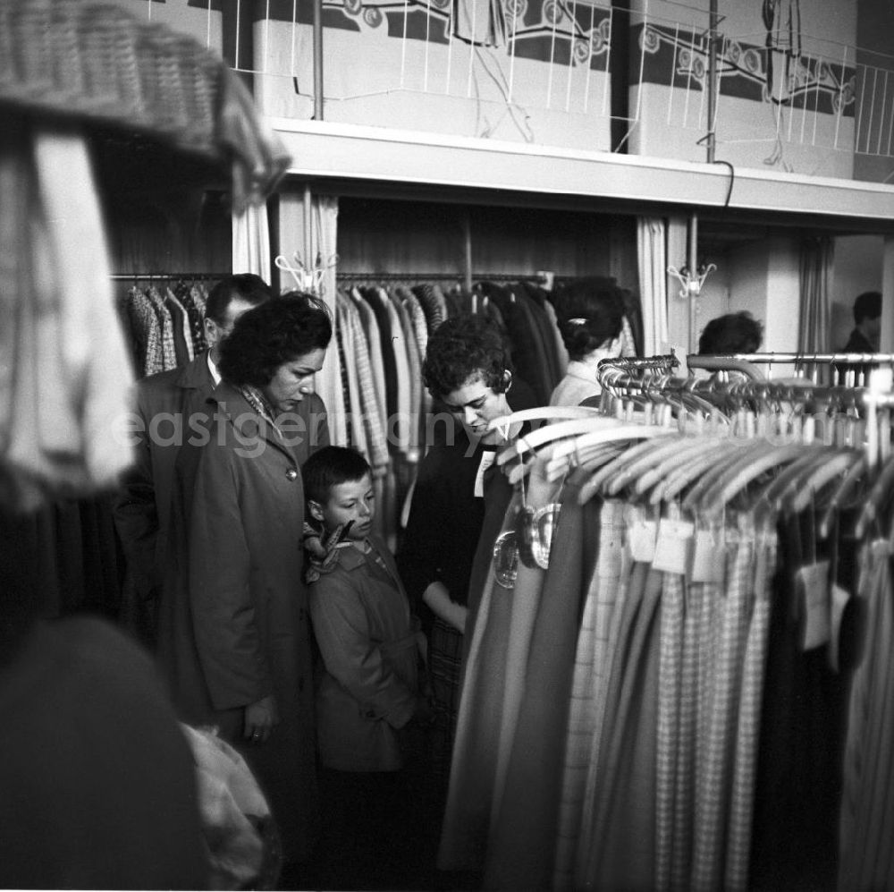 GDR image archive: Berlin - Eine Verkäuferin berät in einem Damenmode-Geschäft in Berlin eine Kundin bei der Auswahl der richtigen Hose.