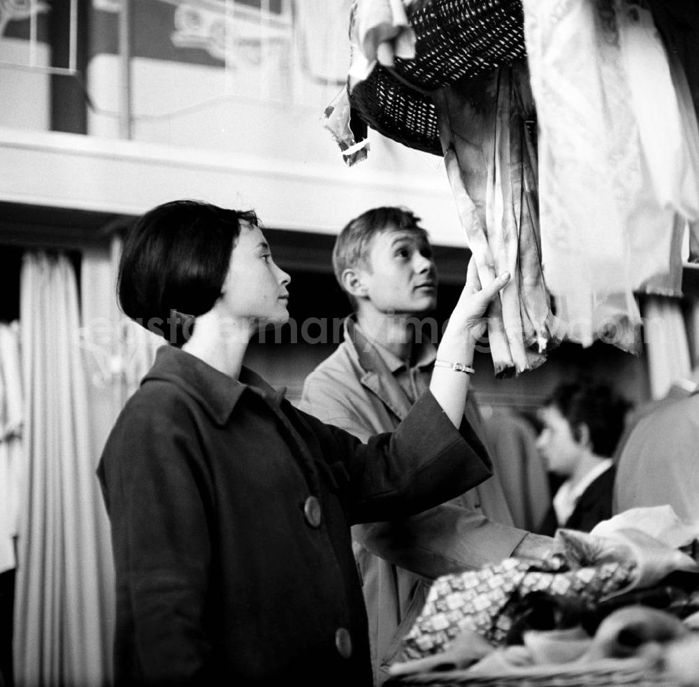 GDR picture archive: Berlin - Kunden bei der Auswahl von Tüchern in einem Damenmode-Geschäft in Berlin, aufgenommen im September 1962.