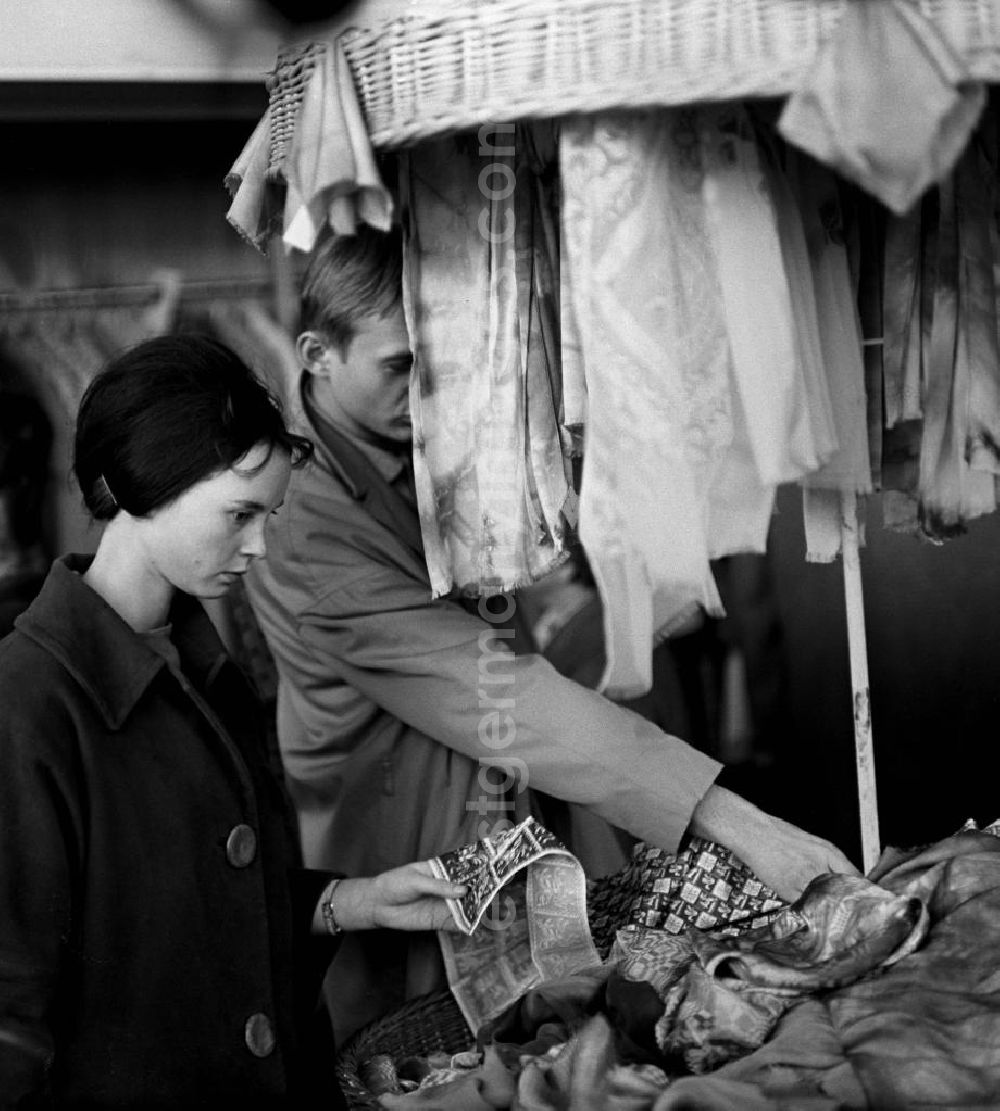 Berlin: Kunden bei der Auswahl von Tüchern in einem Damenmode-Geschäft in Berlin, aufgenommen im September 1962.