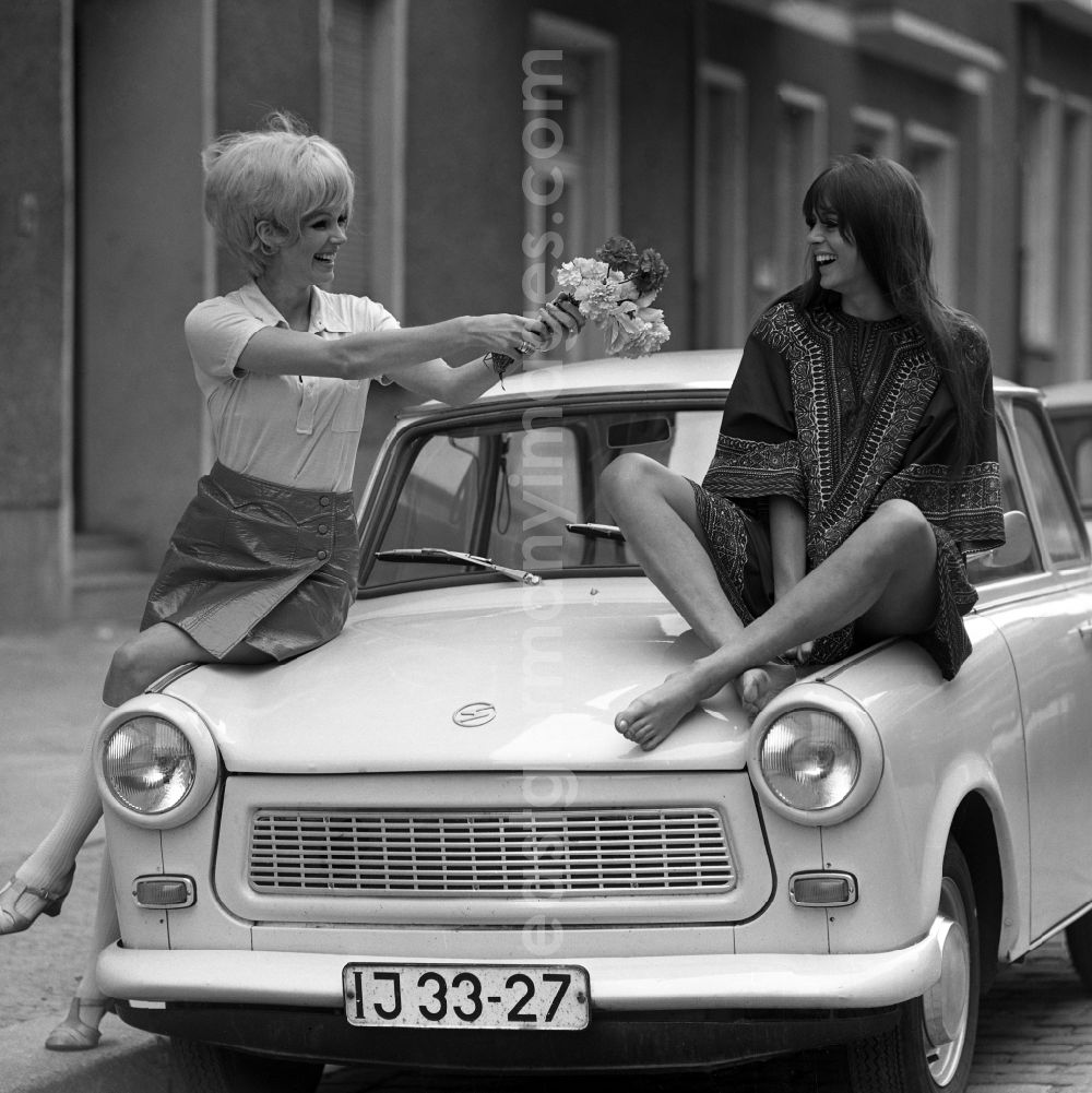 GDR image archive: Berlin - Young woman presents current women's fashion collection summer fashion in front of a Trabant P 6