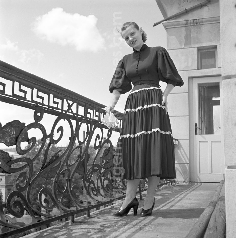 GDR image archive: Plauen - Young woman presents current women's fashion collection des VEB Plauener Damen-Konfektion in Plauen Vogtland in the state Saxony on the territory of the former GDR, German Democratic Republic