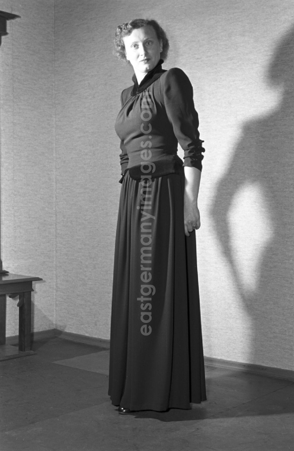 GDR picture archive: Plauen - Young woman presents current women's fashion collection des VEB Plauener Damen-Konfektion in Plauen Vogtland in the state Saxony on the territory of the former GDR, German Democratic Republic