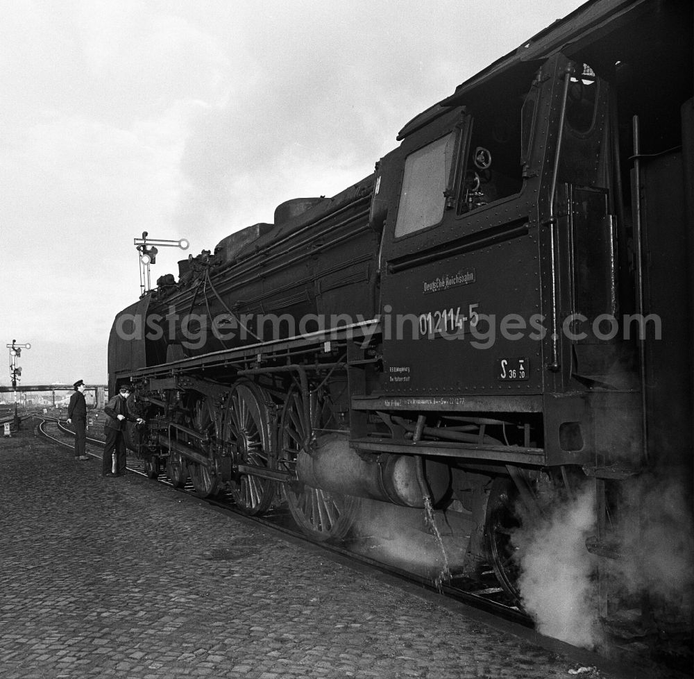 GDR photo archive: Halberstadt - Locomotive heater with oil syringe when oiling the control linkage of a class