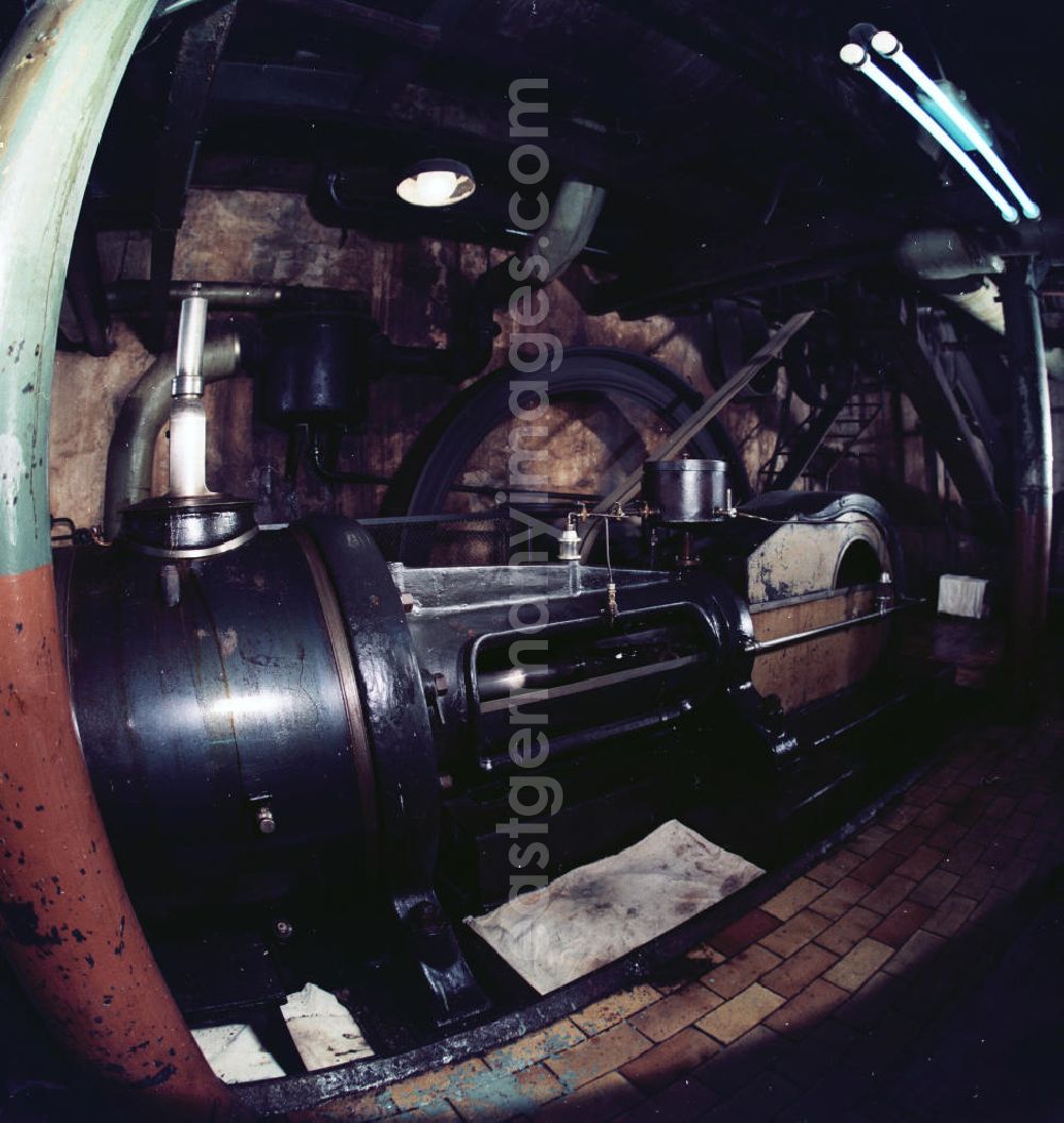 GDR image archive: Oldisleben - Dampfmaschine in der Zuckerfabrik Oldisleben. Erbaut wurde sie 1921 durch die Braunschweigische Maschinenbauanstalt AG mit der Fabrik-Nummer 9050. Es ist eine Einzylindermaschine mit Bajonettrahmen, Ventilsteuerung und Achsenregler. Sie war 7