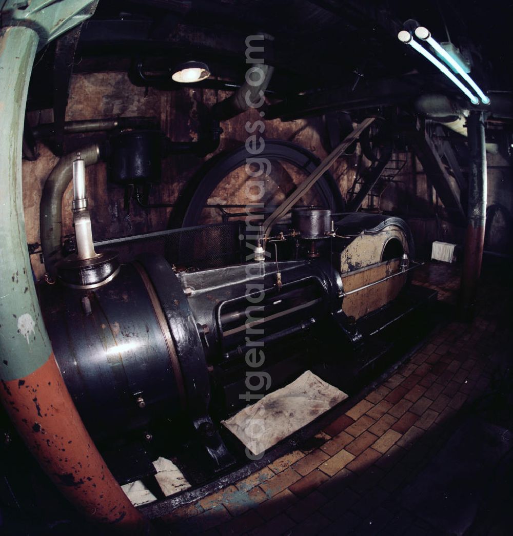 GDR photo archive: Oldisleben - Dampfmaschine in der Zuckerfabrik Oldisleben. Erbaut wurde sie 1921 durch die Braunschweigische Maschinenbauanstalt AG mit der Fabrik-Nummer 9050. Es ist eine Einzylindermaschine mit Bajonettrahmen, Ventilsteuerung und Achsenregler. Sie war 7