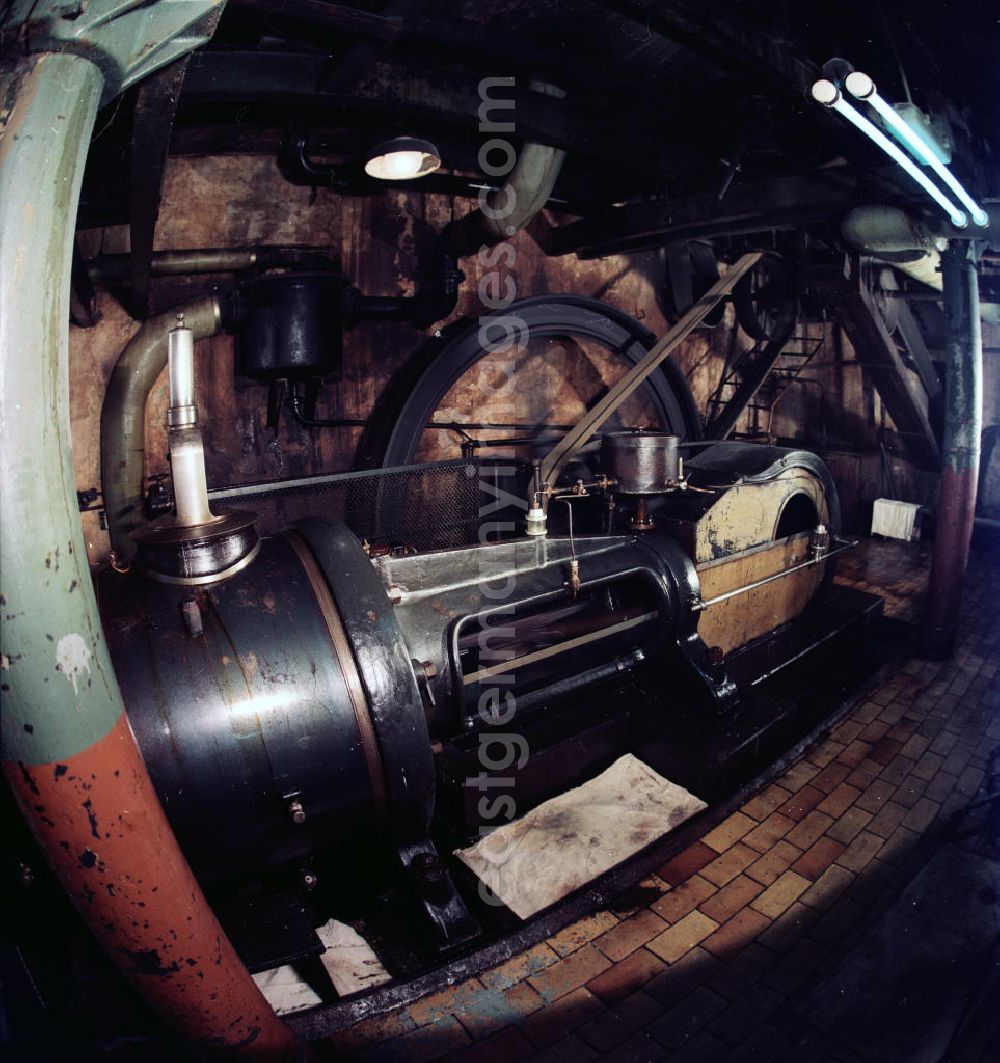 GDR picture archive: Oldisleben - Dampfmaschine in der Zuckerfabrik Oldisleben. Erbaut wurde sie 1921 durch die Braunschweigische Maschinenbauanstalt AG mit der Fabrik-Nummer 9050. Es ist eine Einzylindermaschine mit Bajonettrahmen, Ventilsteuerung und Achsenregler. Sie war 7