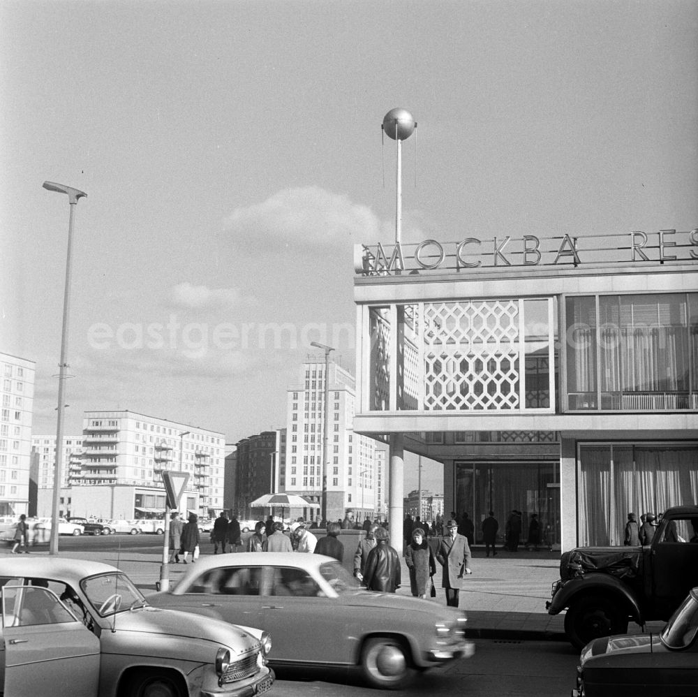 GDR image archive: Berlin - Mitte - The Café Moscow is a Grade II listed building at the Karl-Marx-Allee in Berlin - Mitte. At the opening of Sputnik in size, was a gift from the Ambassador of the USSR, attached
