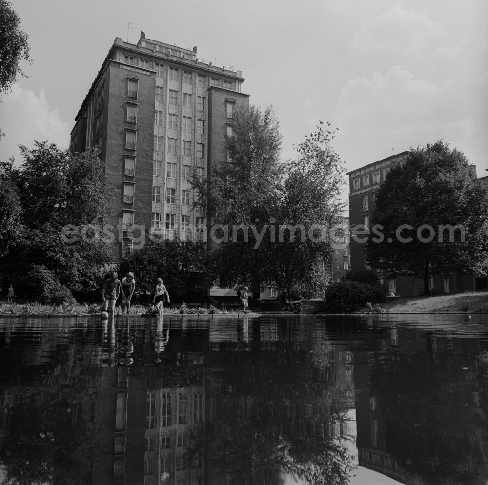 GDR image archive: Berlin - Friedrichshain - The tower at the Weberwiese is a Grade II listed house in the Marchlewskistraße 25 in the Berlin district of Friedrichshain. It is considered the first socialist property in Berlin and was mostly built from recycled bricks of rubble clearance. It was the first skyscraper in the GDR. Before that there is a near-natural pond