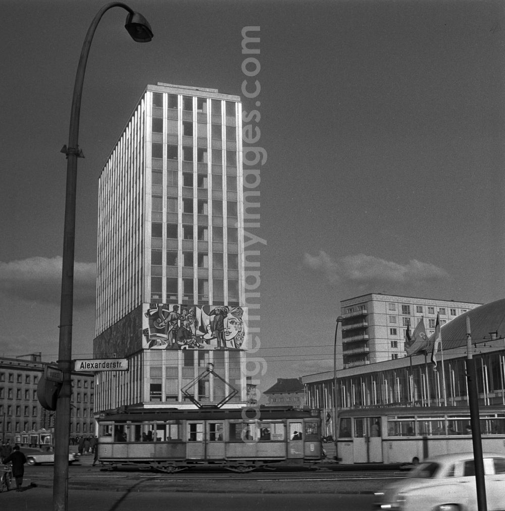 GDR photo archive: Berlin - Mitte - Das Haus des Lehrers ist ein Gebäude im Berliner Ortsteil Mitte am Alexanderplatz. Zum Gebäude gehört auch die angrenzende, seitlich zurückgesetzte Kongresshalle, ein zweigeschossiger Bau.