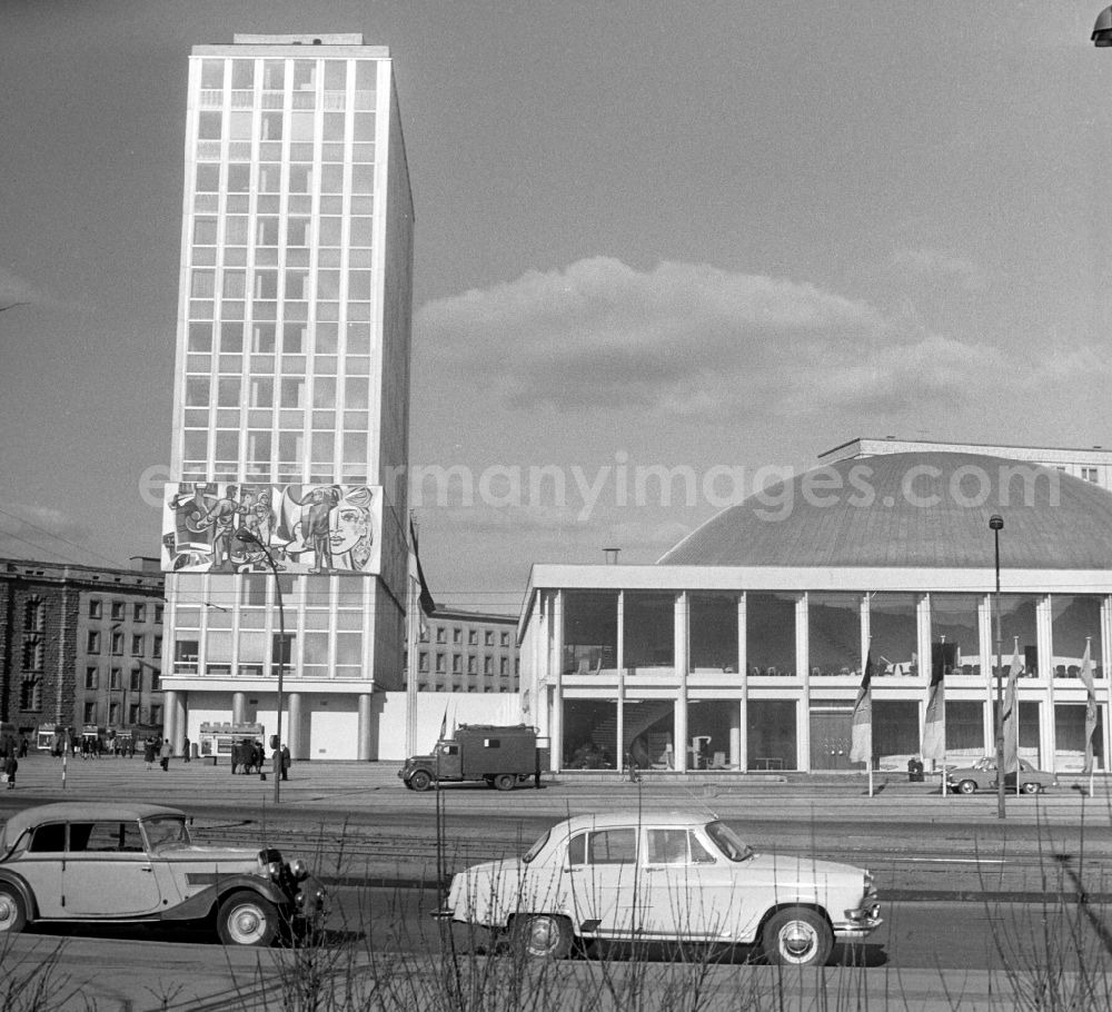 GDR photo archive: Berlin - Mitte - Das Haus des Lehrers ist ein Gebäude im Berliner Ortsteil Mitte am Alexanderplatz. Zum Gebäude gehört auch die angrenzende, seitlich zurückgesetzte Kongresshalle, ein zweigeschossiger Bau.