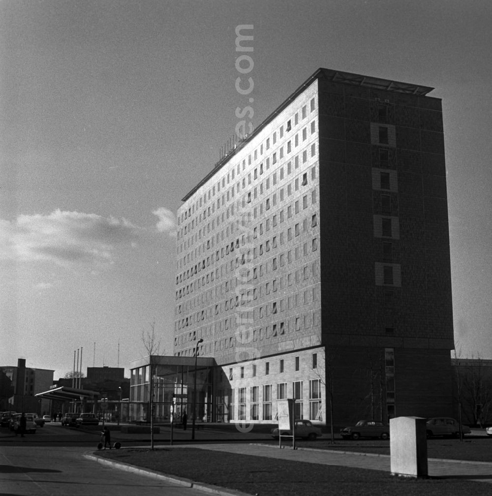 GDR image archive: Berlin - Mitte - The hotel Berolina was a hotel in Berlin's Karl-Marx-Allee. It existed from 1963 to 1996 and stood back from the street frontage behind the Kino International