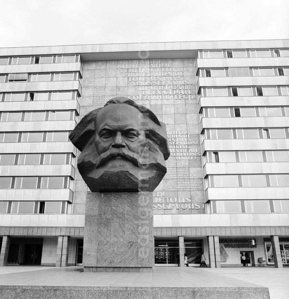 GDR photo archive: Chemnitz - The Karl Marx Monument in Karl-Marx-Stadt now Chemnitz in Saxony on the territory of the former GDR, German Democratic Republic