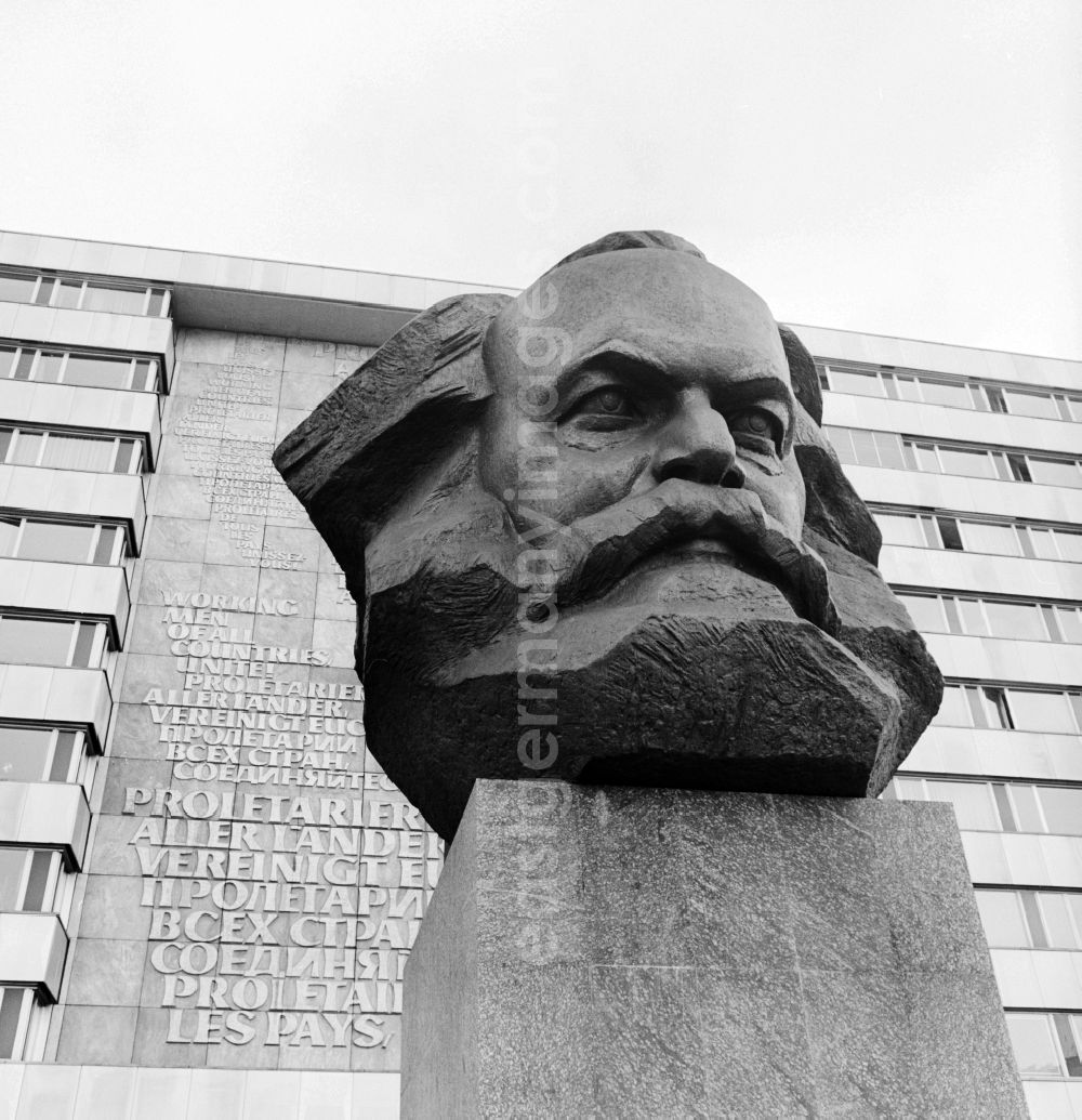 GDR picture archive: Chemnitz - The Karl Marx Monument in Karl-Marx-Stadt now Chemnitz in Saxony on the territory of the former GDR, German Democratic Republic