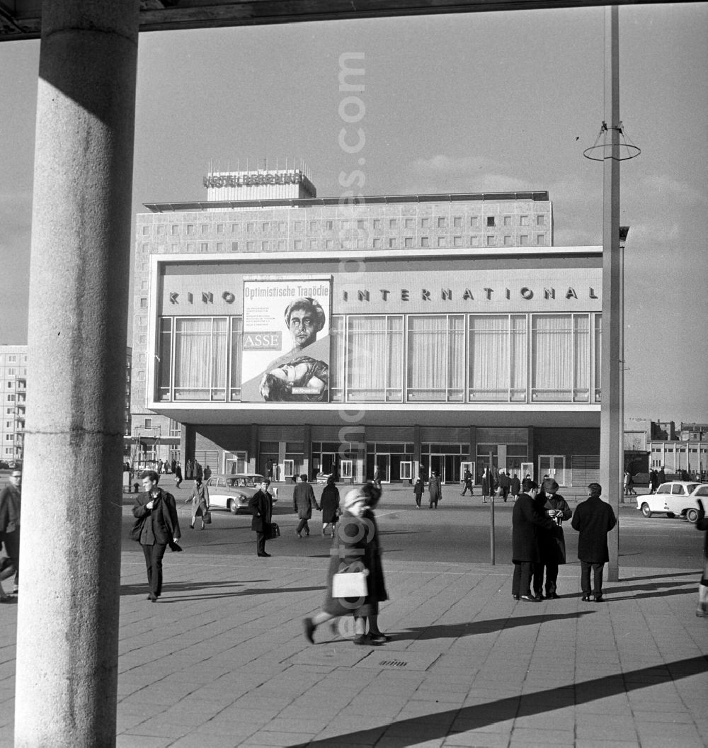 GDR image archive: Berlin - Mitte - The cinema International at the Karl-Marx-Allee in Berlin Mitte. It was used until 1989 as East German Cinema Premiere. In the background the Hotel Berolina