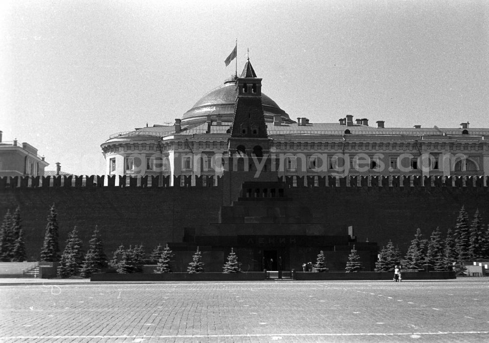 GDR photo archive: Moskau - The Lenin Mausoleum is the newest building on the Red Square in Moscow. There the body of revolutionary leader Vladimir Ilyich Lenin is buried, who died in January 1924. In the background the Kremlin wall and palace of the Senate