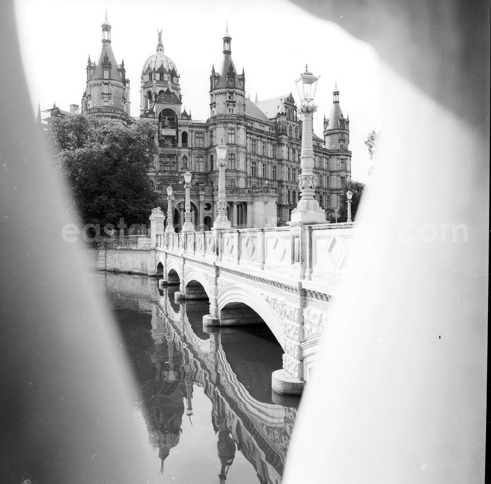 GDR image archive: Schwerin - The Schweriner castle on on the castle island in the city centre of Schwerin in the federal state Mecklenburg-West Pomerania in the area of the former GDR, German democratic republic
